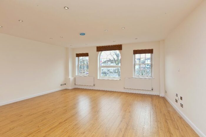 2 Bedroom Flat To Rent In High Street, Esher, Surrey KT10