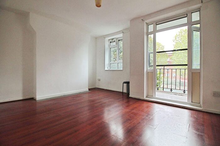 2 Bedroom Flat To Rent In Chagford House, Bromley-By-Bow, London, E3