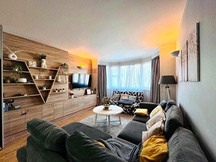 2 Bedroom Flat To Rent In Highfield Avenue, Golders Green, NW11