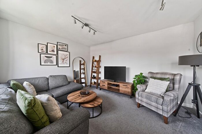 2 Bedroom Maisonette For Sale In Barnfield Avenue, Mitcham, CR4