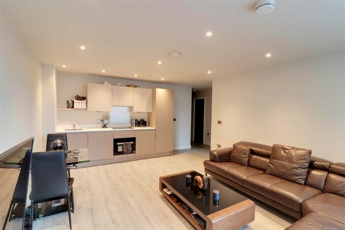 1 Bedroom Flat To Rent In Petersfield Avenue, Slough, SL2