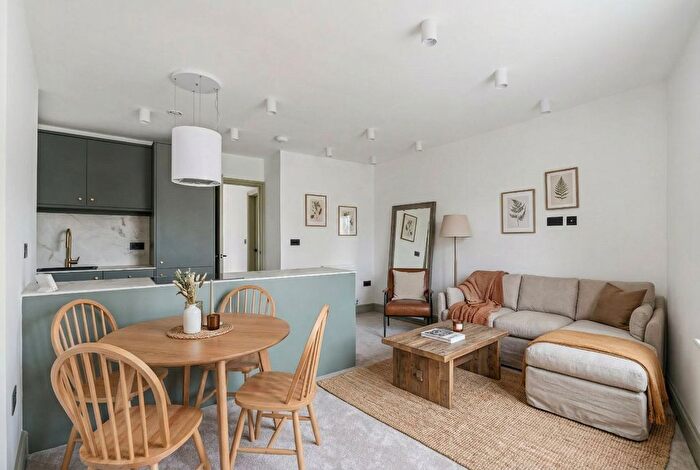 1 Bedroom Flat For Sale In Wandsworth Road, Clapham Town, SW8