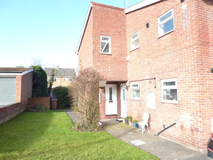 2 Bedroom Flat To Rent In Stones Mount, Cottingham, HU16
