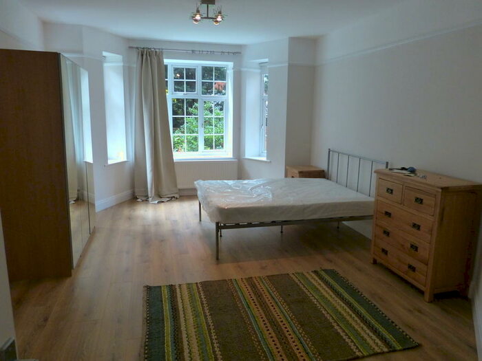 Studio To Rent In Finchley Road, London, NW2