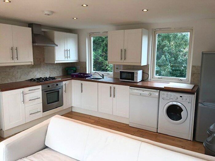3 Bedroom Flat To Rent In Valentia Road, OX3