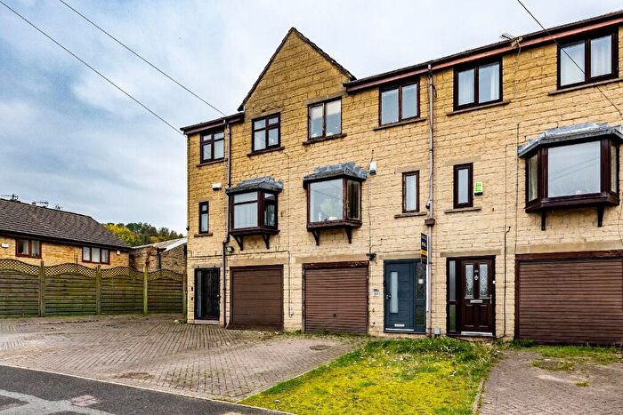 3 Bedroom Town House For Sale In Stoney Cross Street, Huddersfield, West Yorkshire, HD4