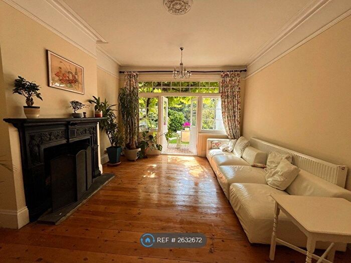 2 Bedroom Flat To Rent In Albion Road, Sutton, SM2