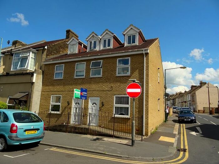 2 Bedroom Flat To Rent In Gillingham Road, Gillingham, Kent., ME7