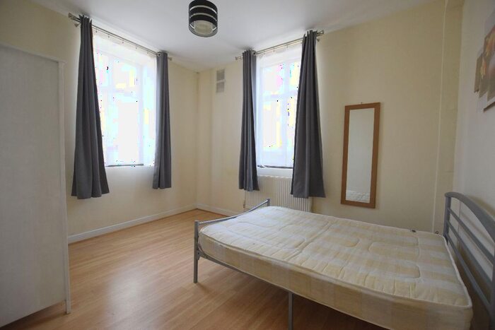3 Bedroom Flat To Rent In Romford Road, Forest Gate, E7