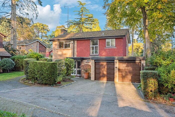 4 Bedroom Detached House For Sale In Redwood Glade, Leighton Buzzard, Bedfordshire, LU7