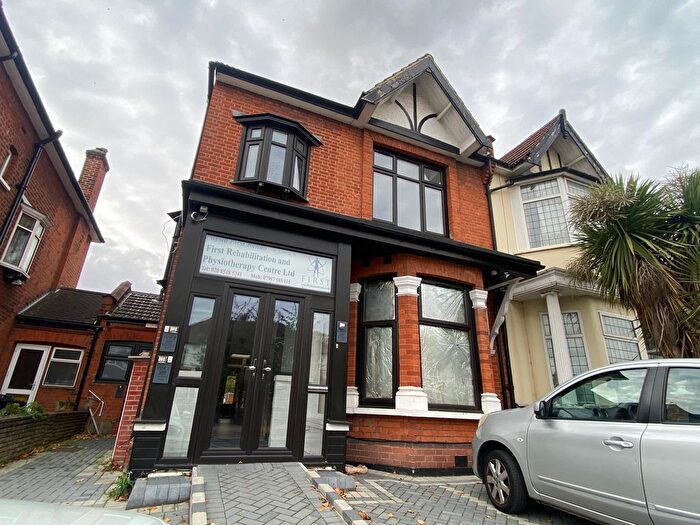 3 Bedroom Flat To Rent In Cranbrook Road, Ilford, IG1