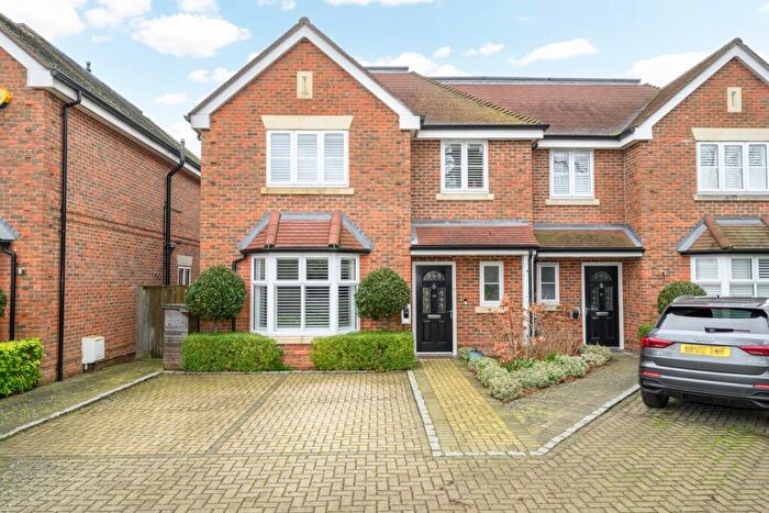 4 Bedroom Semi Detached House For Sale In Fox Grove, Walton-on-Thames, KT12