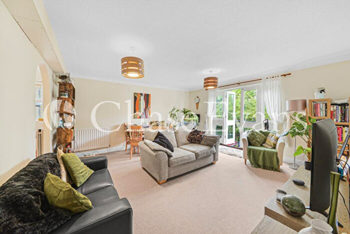 2 Bedroom Flat For Sale In Twig Folly Close, Roman Road, Bethnal Green, London, E2