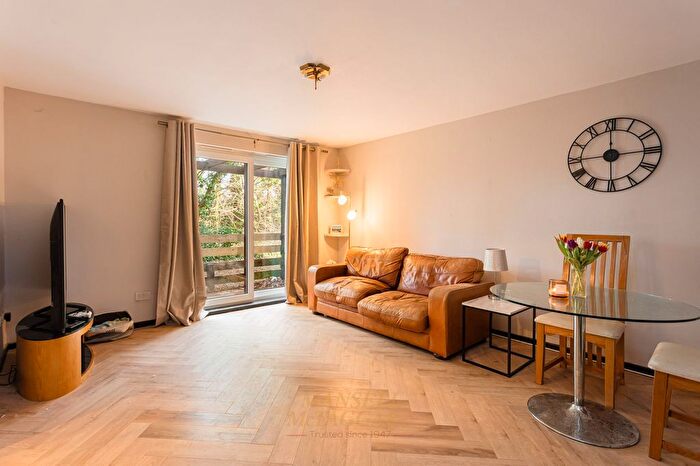 2 Bedroom Flat For Sale In Oakside Court, Horley, RH6