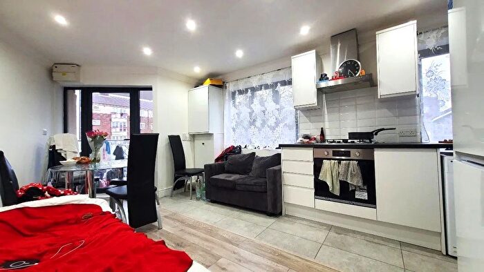 2 Bedroom Flat To Rent In Claremont Close, London, E16