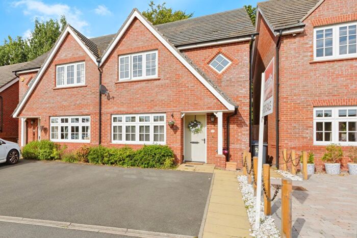 3 Bedroom Semi-detached House For Sale In Rieth Close, Hinckley, LE10