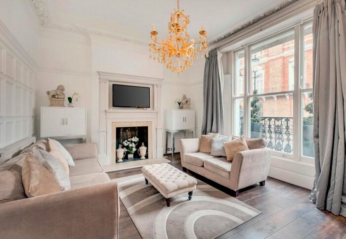3 Bedroom Maisonette To Rent In Walton Street, London, SW3