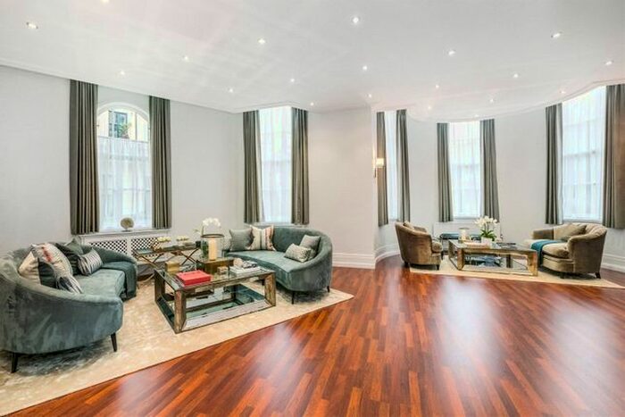 3 Bedroom Flat To Rent In Chartwell Court, Gloucester Square, Hyde Park, London, Gloucester Square, W2