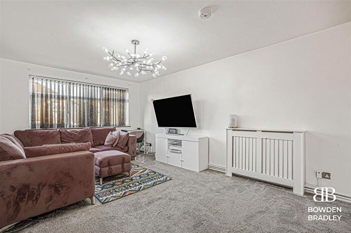 2 Bedroom Flat For Sale In Albany Road, Romford, RM6