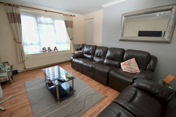 2 Bedroom Flat To Rent In Minster Way, Slough, Berkshire, SL3