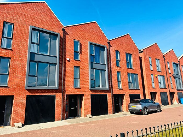 4 Bedroom Town House To Rent In Somerset Close, Derby, DE22