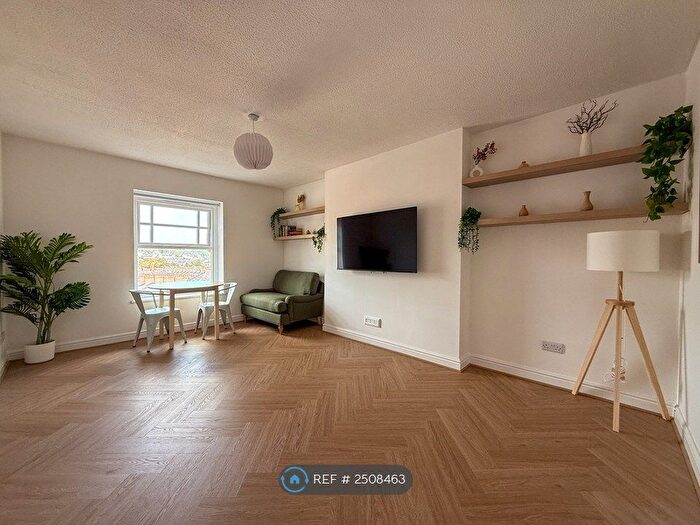 2 Bedroom Flat To Rent In Plas Meuryn, Bangor, LL57