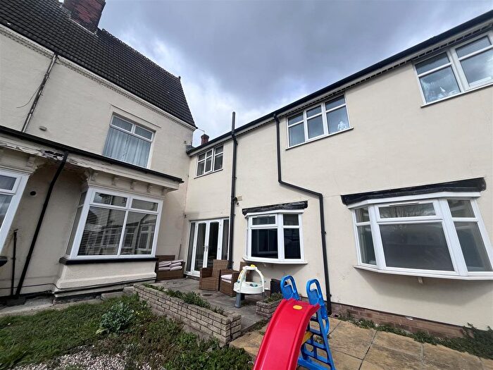 3 Bedroom Semi-Detached House To Rent In Weelsby Road, Grimsby, DN32