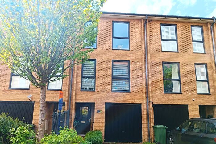 3 Bedroom Town House For Sale In Felnex Avenue, Wallington, SM6