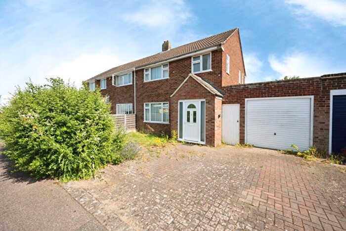 3 Bedroom Semi Detached House For Sale In Aspen Avenue, Bedford, Bedfordshire, MK41