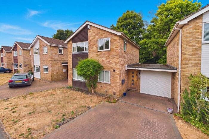 3 Bedroom Link Detached House For Sale In Foxcote, Finchampstead, Wokingham, Berkshire, RG40