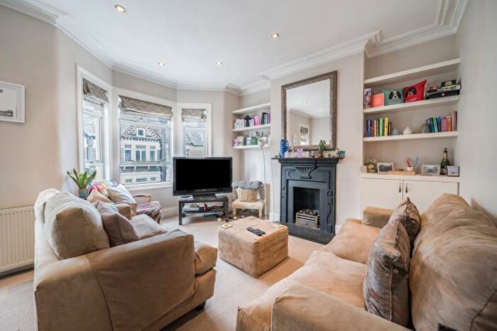 2 Bedroom Flat For Sale In Thirsk Road, London, SW11