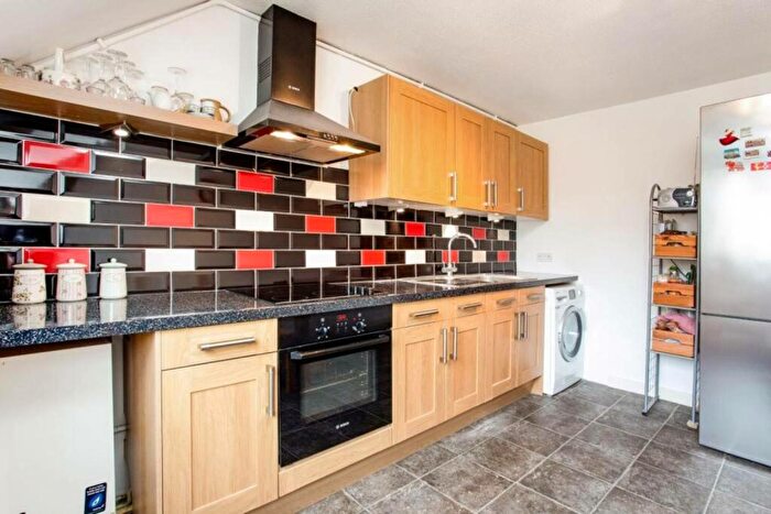 2 Bedroom Flat To Rent In Wolftencroft Close, Clapham Junction, London, SW11