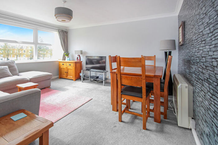 3 Bedroom Flat To Rent In St. Augustine Road, BN17