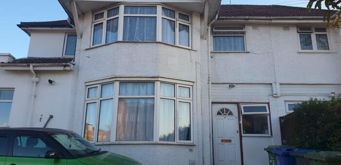 3 Bedroom Flat To Rent In The Highlands, Burnt Oak, Edgware HA8