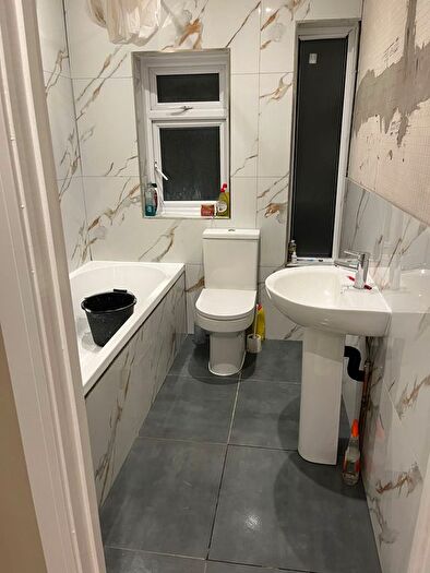 3 Bedroom Flat To Rent In Aldborough Road South, Ilford, Sevenkings, Ig2