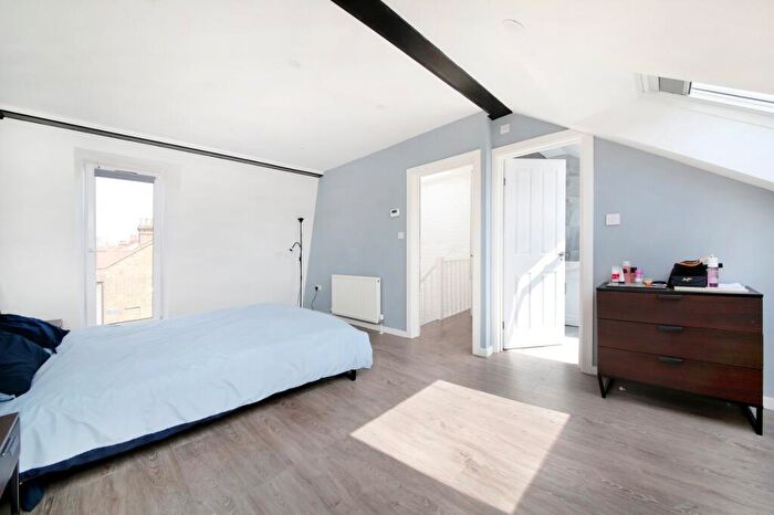 2 Bedroom Flat To Rent In Comyn Road, Clapham Junction, SW11