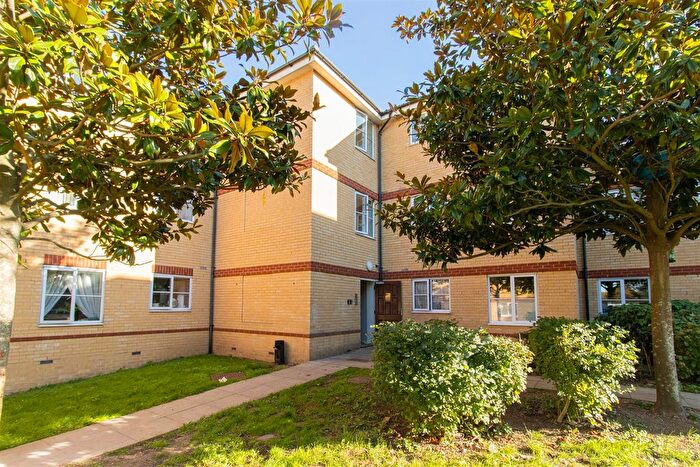 2 Bedroom Flat For Sale In Commodore House, Timberlog Lane, Basildon, SS14
