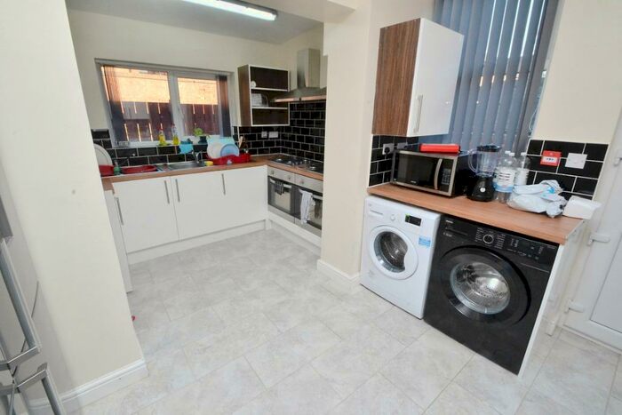 8 Bedroom Detached House To Rent In Russell Road, Forest Fields, Nottingham, NG7