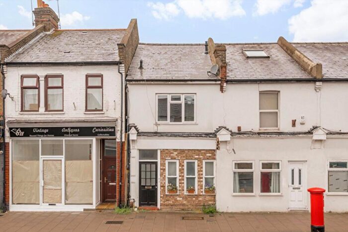 2 Bedroom Flat To Rent In Park Road, Kingston Upon Thames, KT2