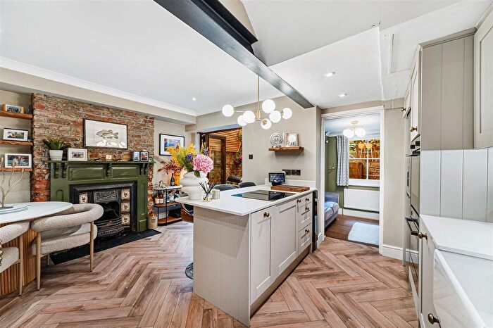 2 Bedroom Flat For Sale In Spencer Road, Poets Corner, Acton, London, W3