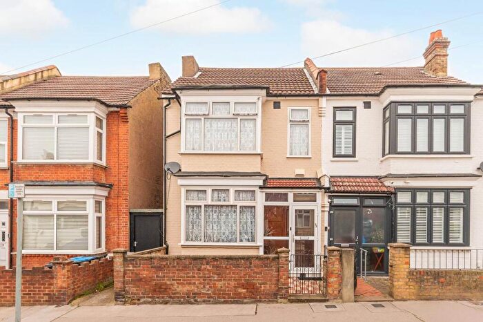 3 Bedroom Semi-Detached House For Sale In Mersham Road, Thornton Heath, CR7