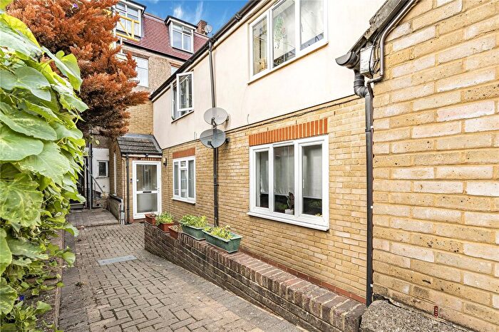 1 Bedroom Studio For Sale In Jubilee Avenue, Twickenham, TW2