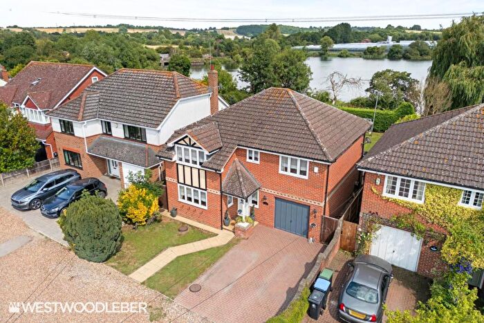 4 Bedroom Detached House For Sale In Eldon Road, Dobbs Weir, EN11