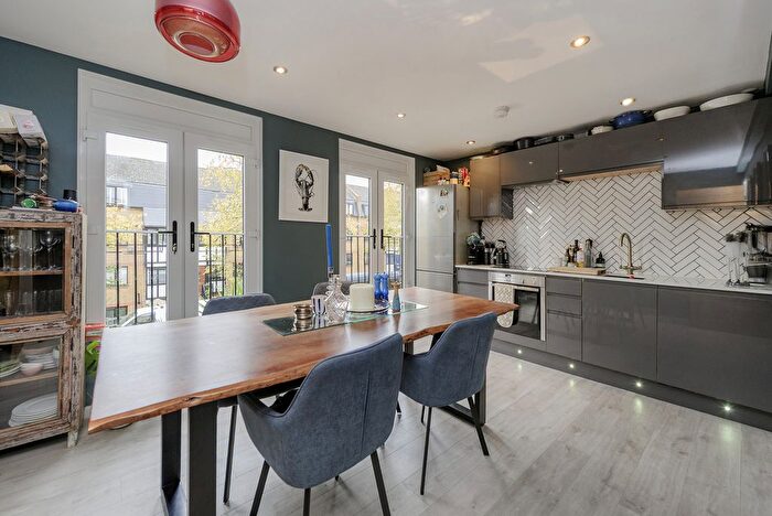 2 Bedroom Flat For Sale In Wornington Road, London, W10