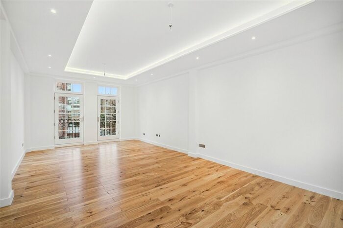 3 Bedroom Flat To Rent In Stonehaven House, - Walpole Street, SW3