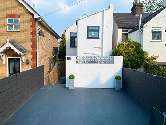 2 Bedroom Link Detached House For Sale In New Road, Orpington, BR6