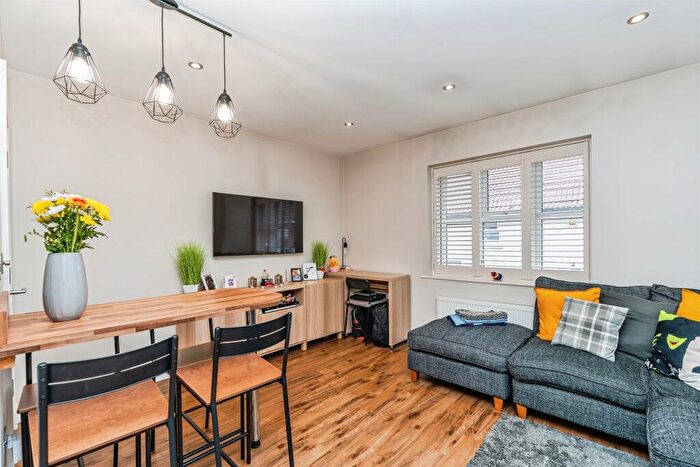 2 Bedroom Flat For Sale In The Mallards, Totton, Southampton, SO40