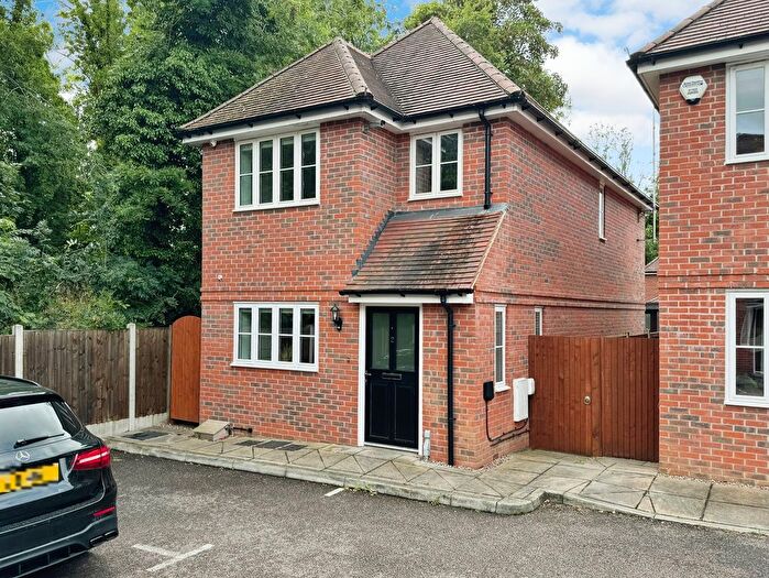 3 Bedroom Detached House For Sale In Iris Close, Harpenden, AL5