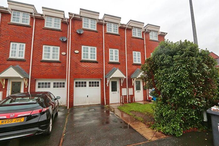 4 Bedroom Semi-Detached House To Rent In Glenmuir Close, Irlam, Manchester, M44