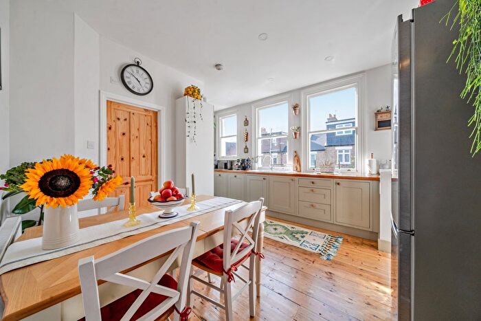 3 Bedroom Maisonette For Sale In Idlecombe Road, London, SW17